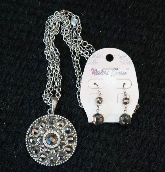 Kette und Ohrringe im Set